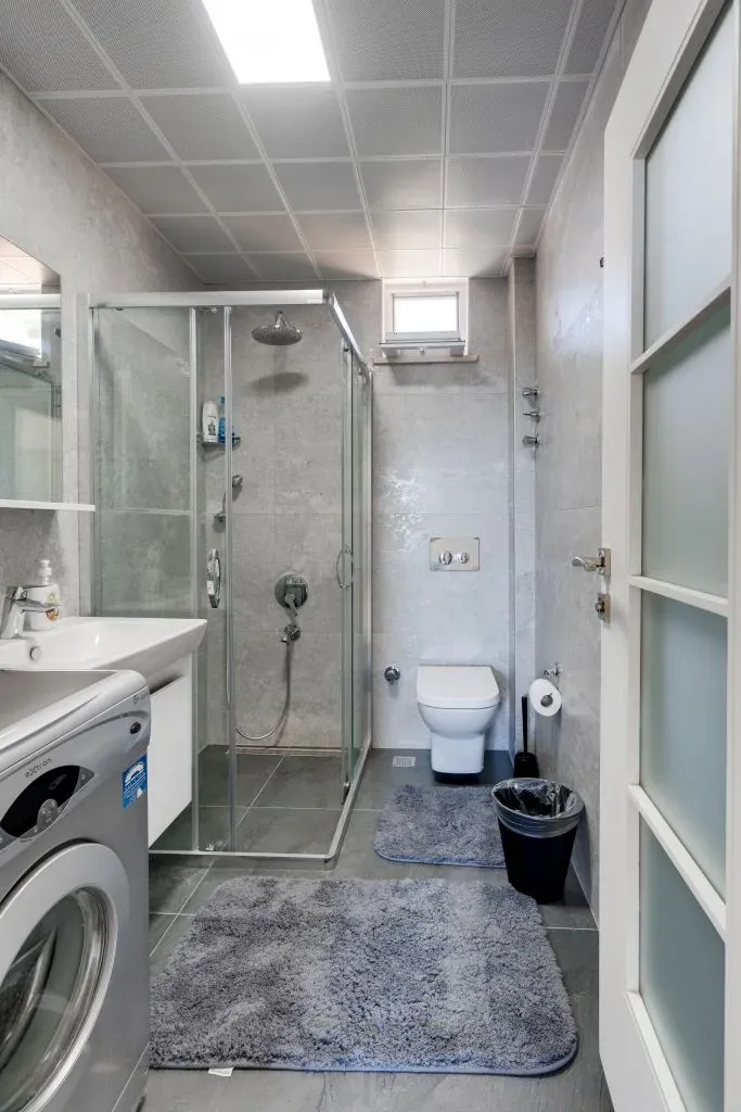 Apartment Bougainvillea shower